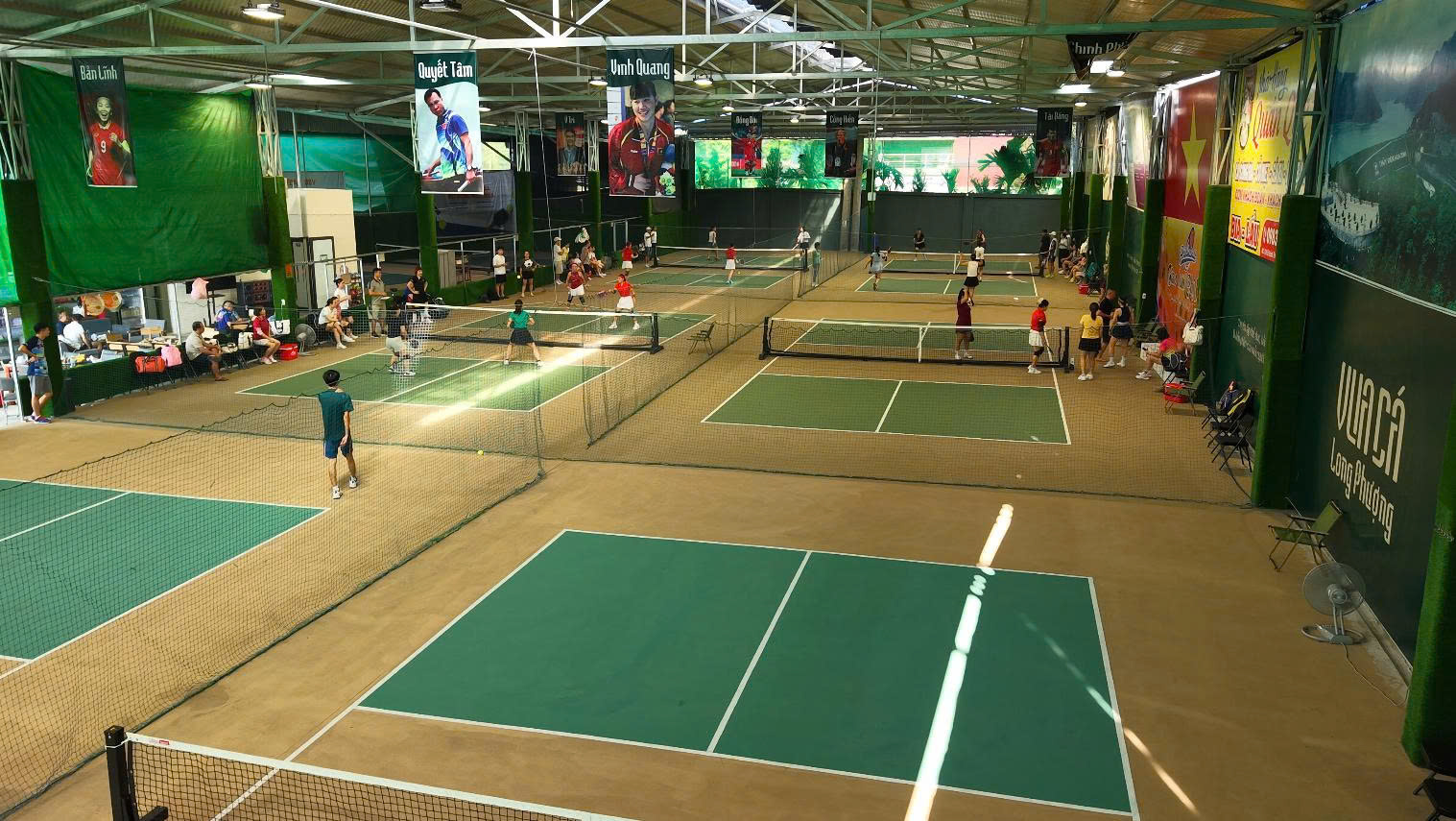 Chơi pickleball buổi tối tại Hòa Bình — sân trong nhà có đèn